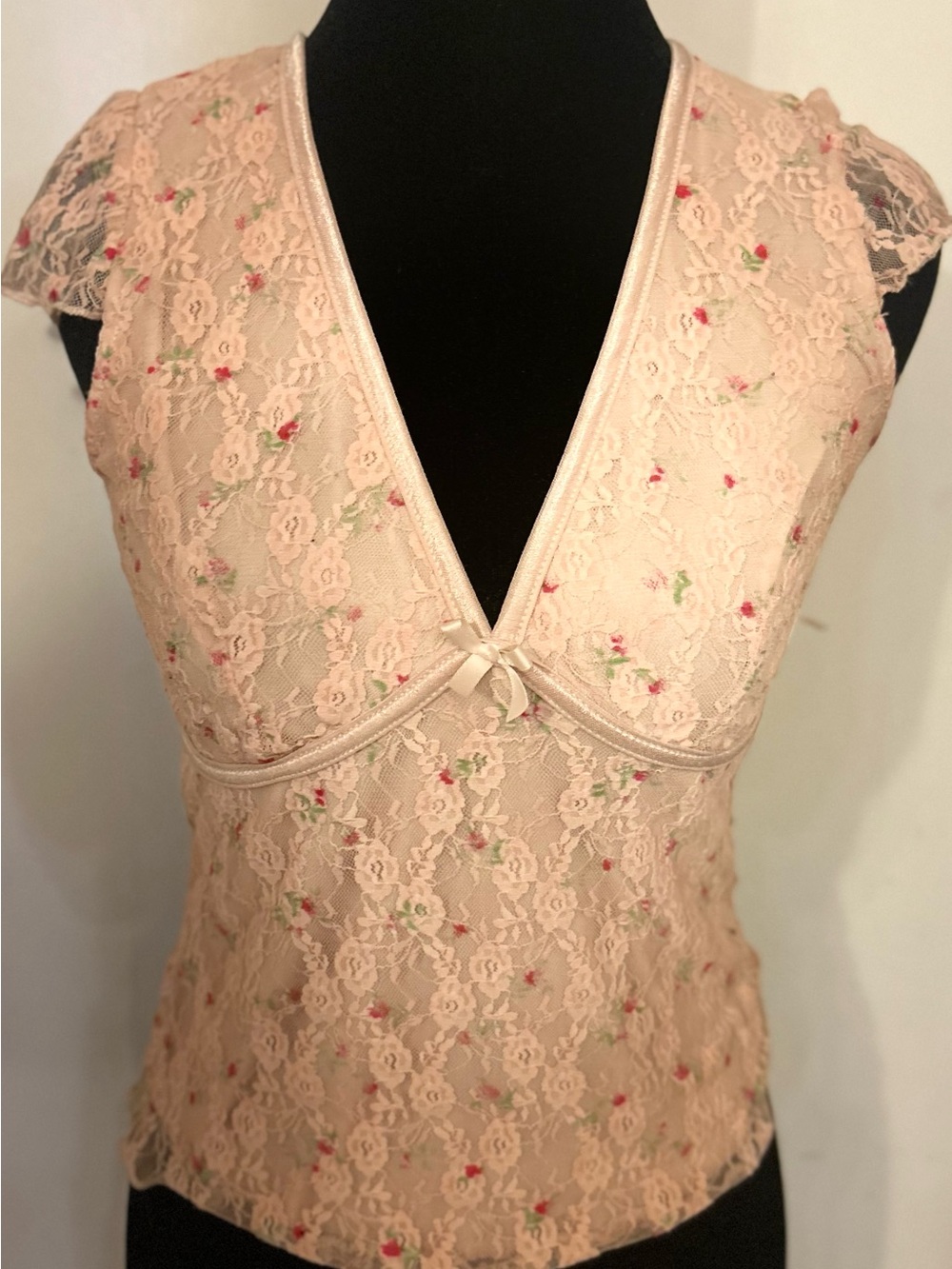 Delicate Lace V-Neck Camisole Shirt in Blush Pink